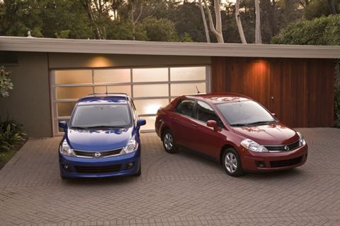 2011 Nissan Versa Hatchback Red. 2011 Nissan Versa hatchback